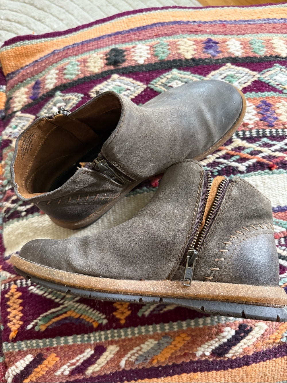 Born Women’s Suede Ankle Bootie Size 7.5/38.5 - Picture 4 of 8